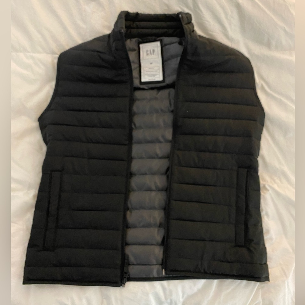 Men’s GAP Lightweight Sleeveless Puffer Vest